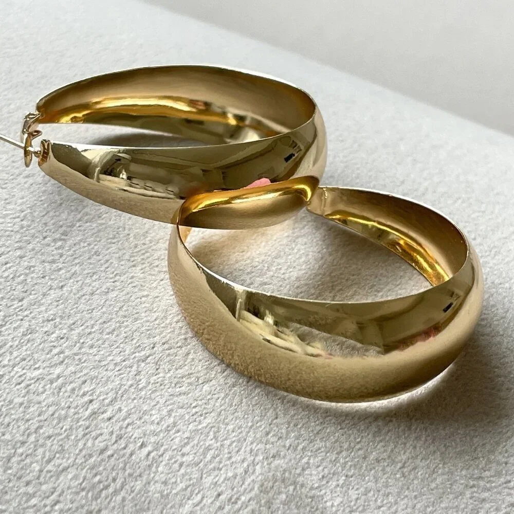 Yellow Gold tone Elegant Women's Minimalist Hoop Earrings - Picture 7 of 8